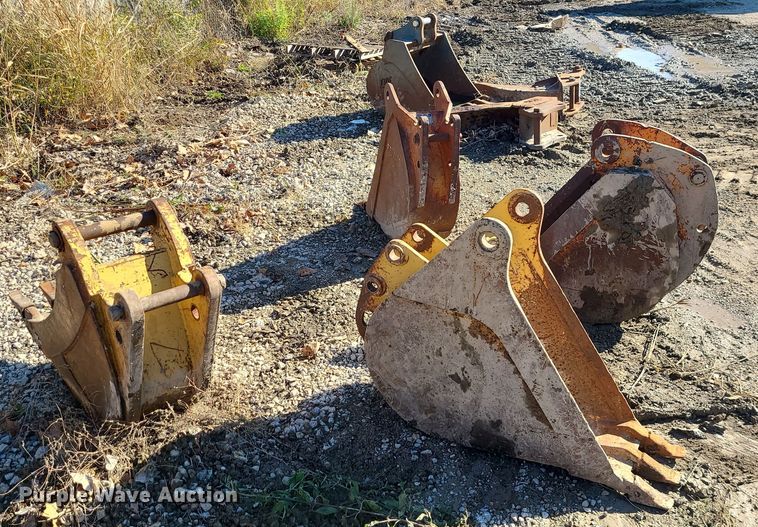 image for item MJ9494 (4) backhoe buckets
