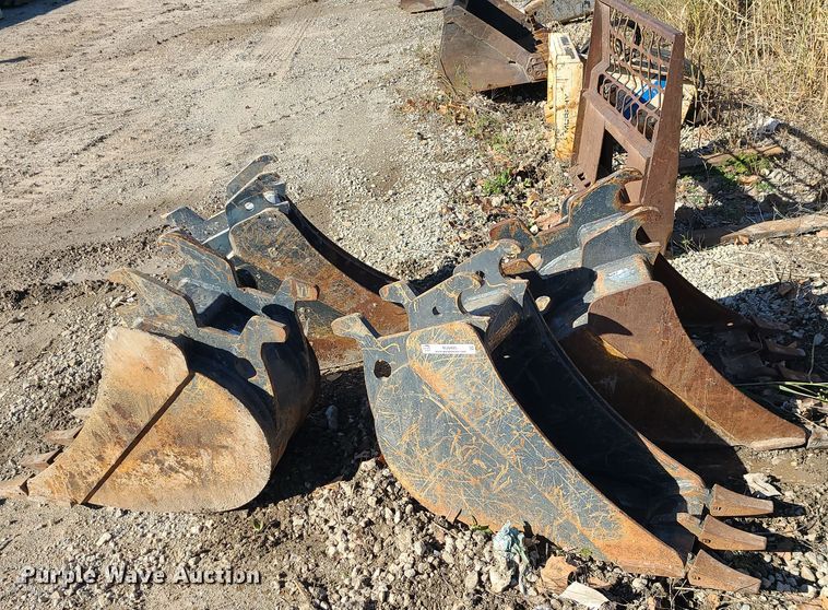 image for item MJ9495 (4) John Deere excavator buckets