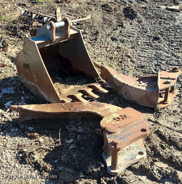 image for item MJ9497 (3) backhoe buckets