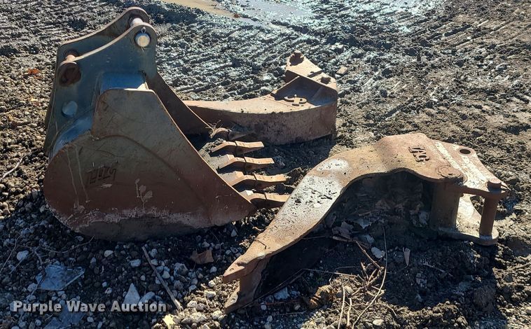 image for item MJ9497 (3) backhoe buckets