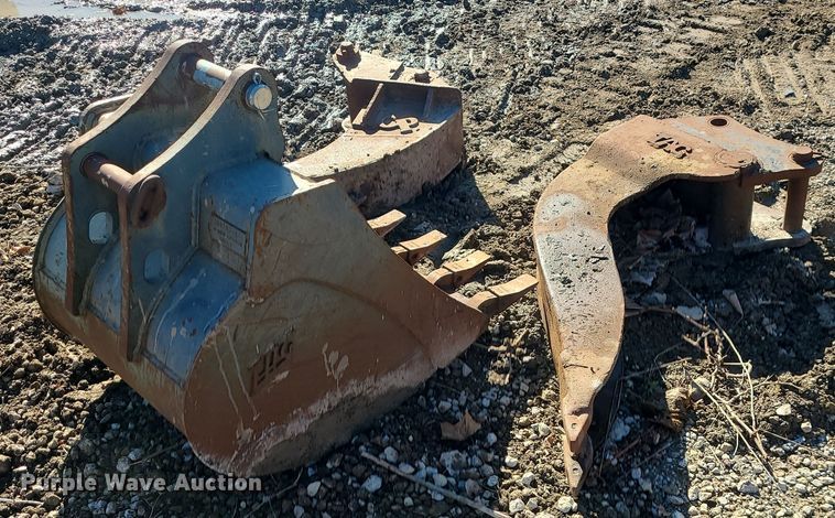 image for item MJ9497 (3) backhoe buckets