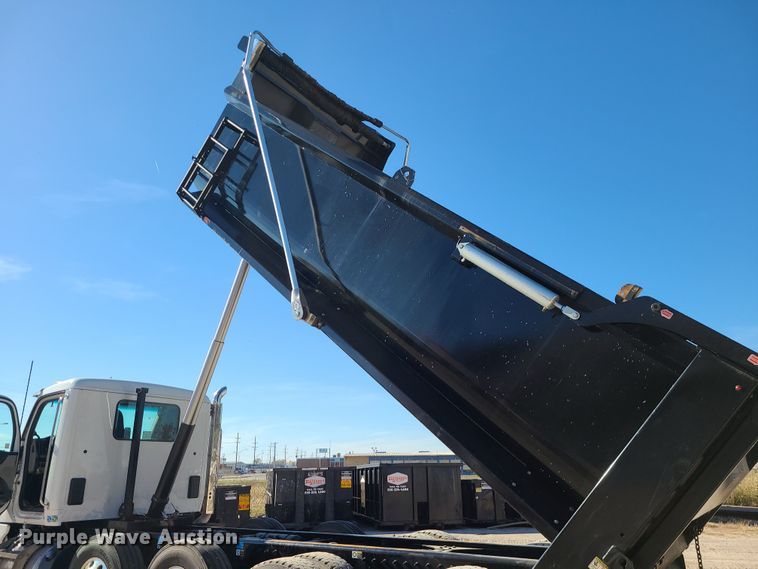 image for item MJ9502 2023 Peterbilt 567  dump truck