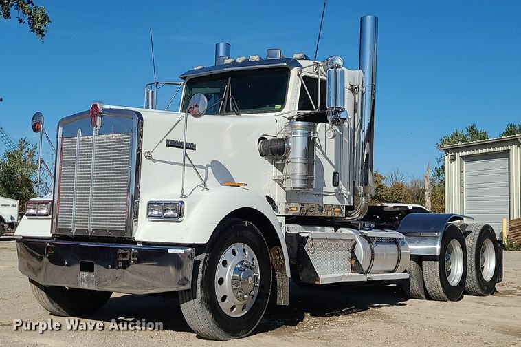 image for item MJ9509 2006 Kenworth W900  semi truck