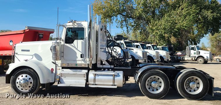 image for item MJ9509 2006 Kenworth W900  semi truck