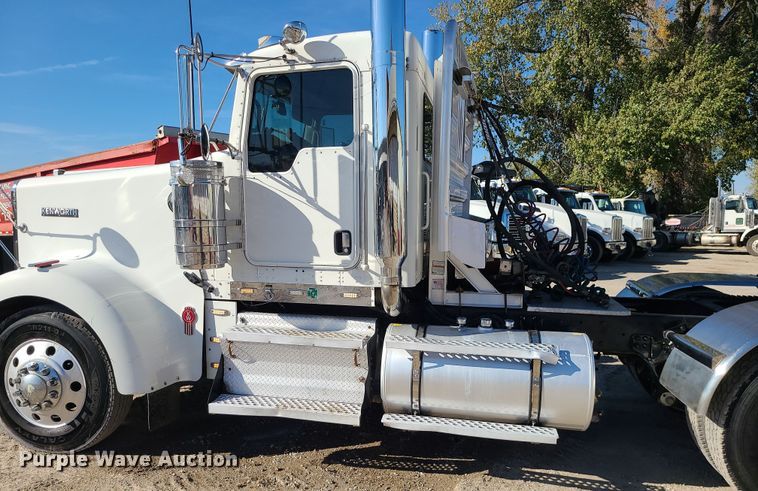 image for item MJ9509 2006 Kenworth W900  semi truck