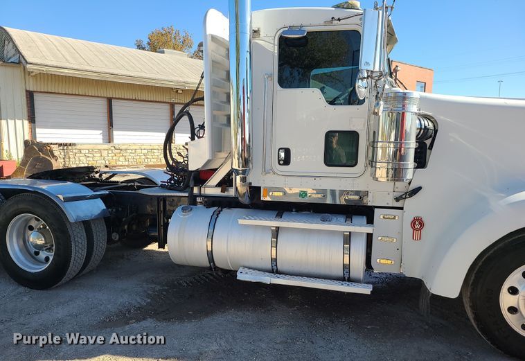 image for item MJ9509 2006 Kenworth W900  semi truck