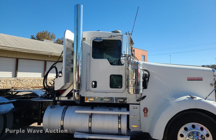 image for item MJ9509 2006 Kenworth W900  semi truck