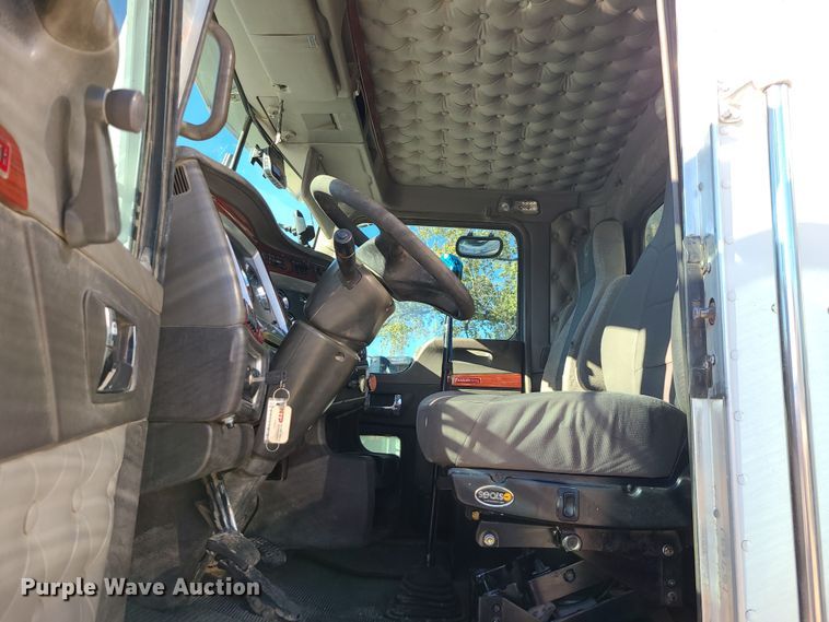 image for item MJ9509 2006 Kenworth W900  semi truck