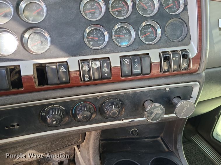 image for item MJ9509 2006 Kenworth W900  semi truck