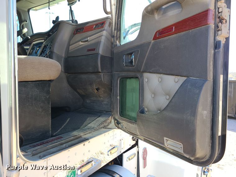 image for item MJ9509 2006 Kenworth W900  semi truck