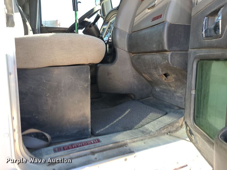 image for item MJ9509 2006 Kenworth W900  semi truck