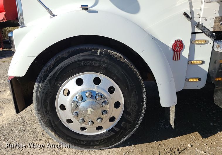 image for item MJ9509 2006 Kenworth W900  semi truck