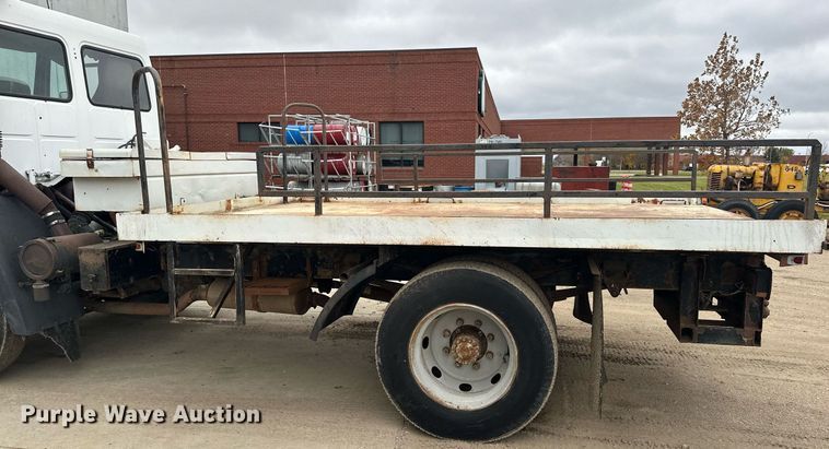 image for item MQ9510 1986  Ford CF6000  flatbed truck