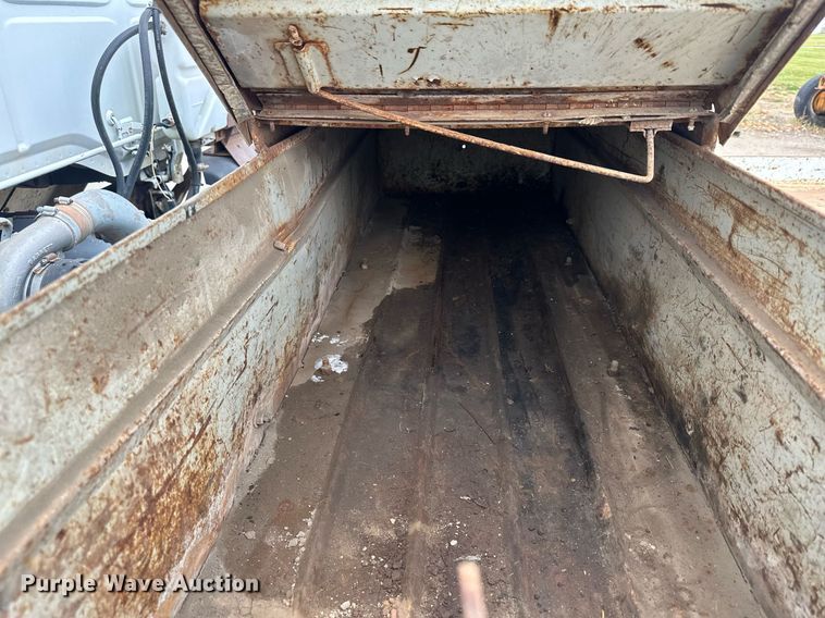 image for item MQ9510 1986  Ford CF6000  flatbed truck