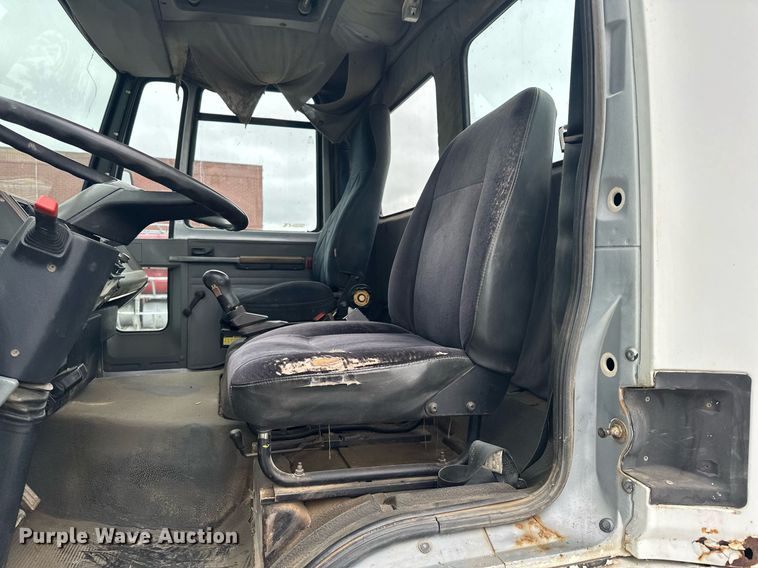 image for item MQ9510 1986  Ford CF6000  flatbed truck