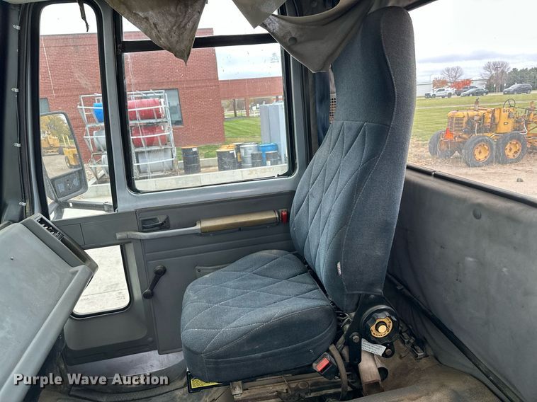 image for item MQ9510 1986  Ford CF6000  flatbed truck