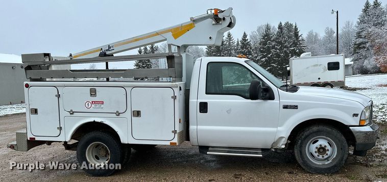 image for item MQ9523 2002 Ford F350  bucket truck