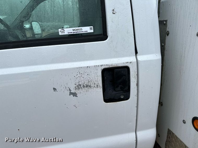 image for item MQ9523 2002 Ford F350  bucket truck