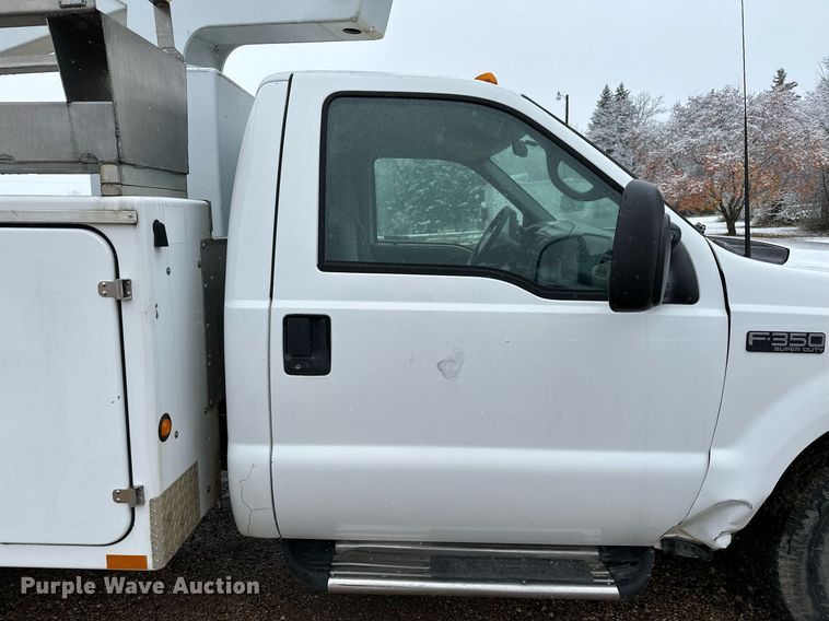 image for item MQ9523 2002 Ford F350  bucket truck