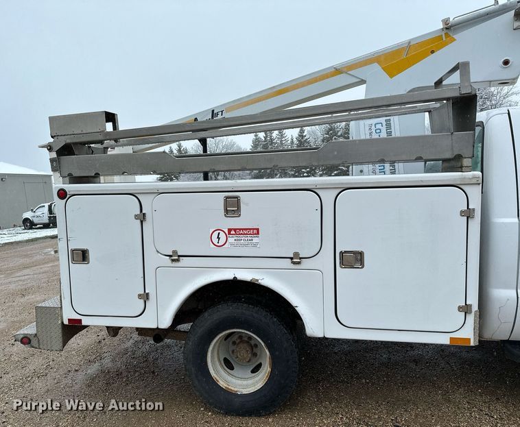 image for item MQ9523 2002 Ford F350  bucket truck