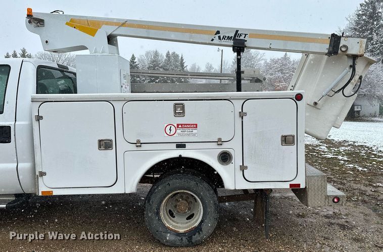 image for item MQ9523 2002 Ford F350  bucket truck