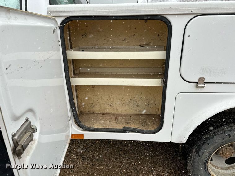 image for item MQ9523 2002 Ford F350  bucket truck