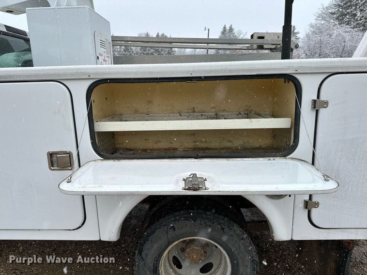image for item MQ9523 2002 Ford F350  bucket truck