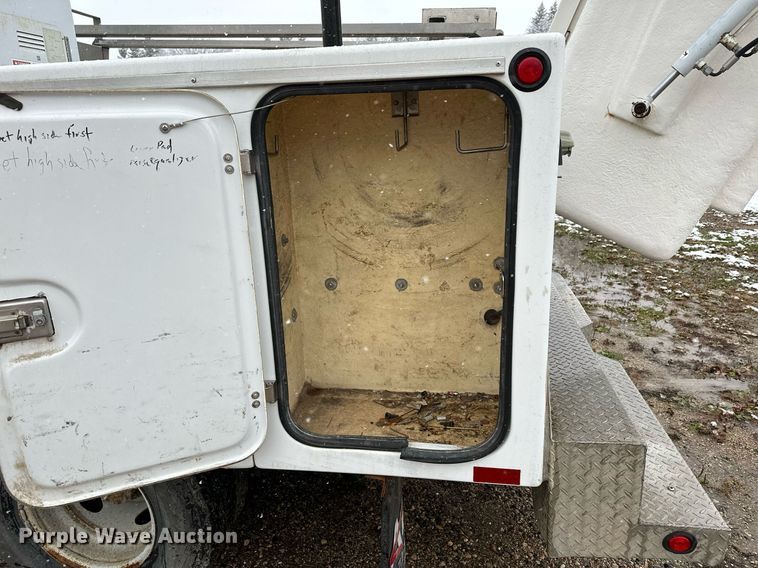 image for item MQ9523 2002 Ford F350  bucket truck