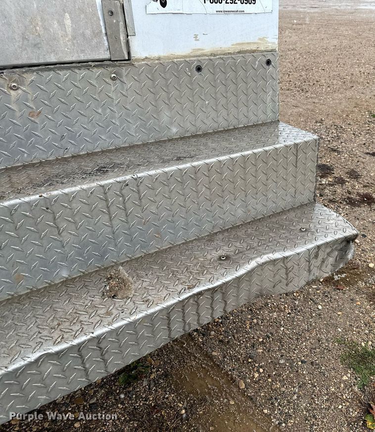 image for item MQ9523 2002 Ford F350  bucket truck