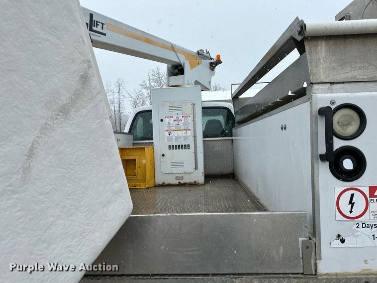 image for item MQ9523 2002 Ford F350  bucket truck