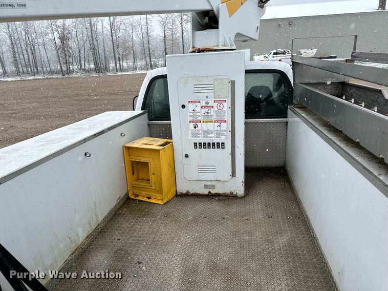 image for item MQ9523 2002 Ford F350  bucket truck
