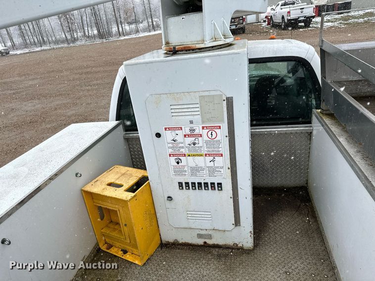 image for item MQ9523 2002 Ford F350  bucket truck