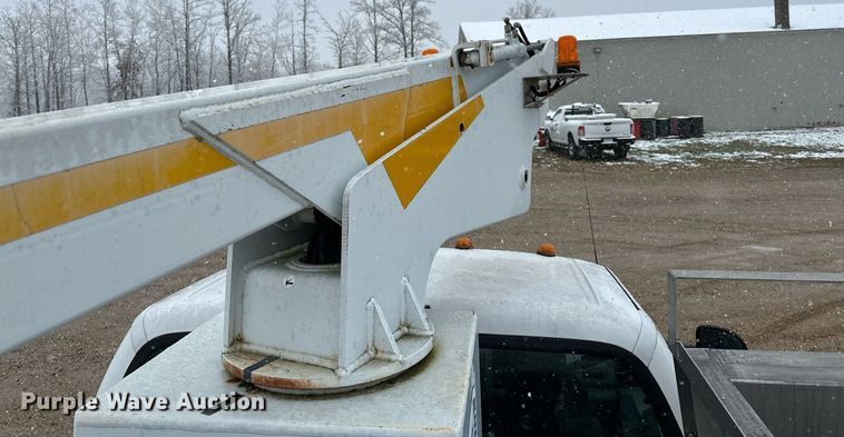 image for item MQ9523 2002 Ford F350  bucket truck