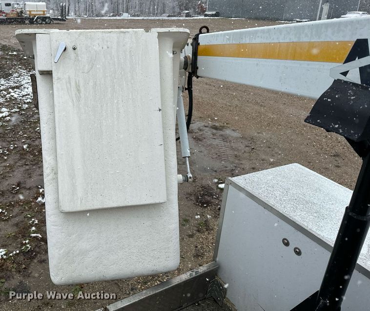 image for item MQ9523 2002 Ford F350  bucket truck