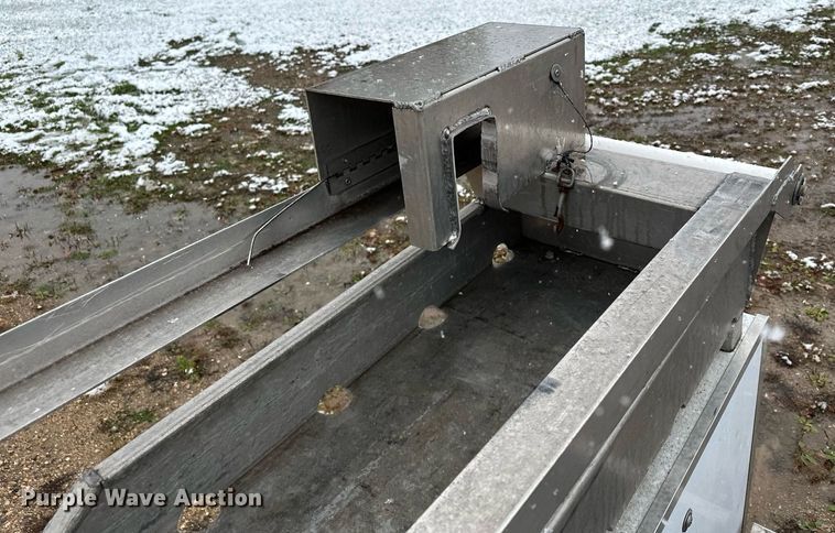 image for item MQ9523 2002 Ford F350  bucket truck