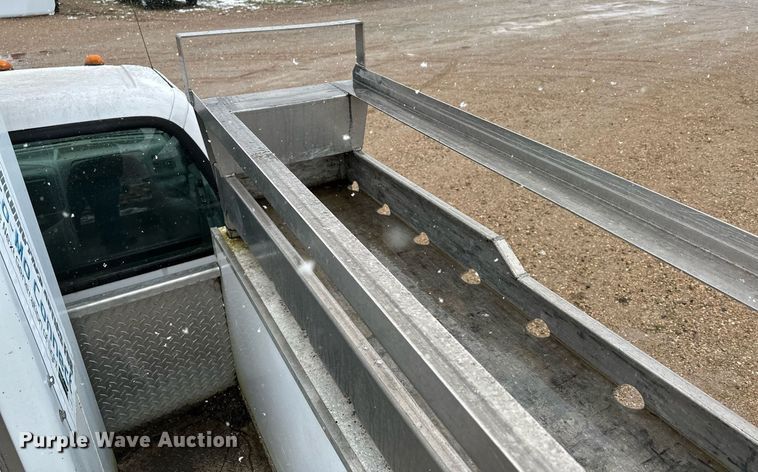 image for item MQ9523 2002 Ford F350  bucket truck