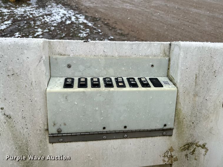 image for item MQ9523 2002 Ford F350  bucket truck