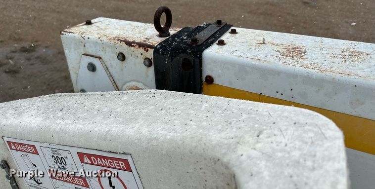 image for item MQ9523 2002 Ford F350  bucket truck