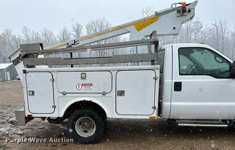 image for item MQ9523 2002 Ford F350  bucket truck