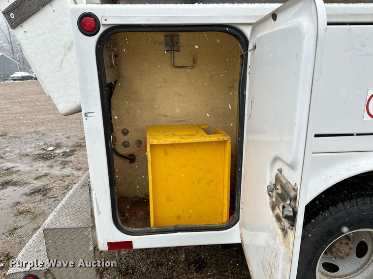 image for item MQ9523 2002 Ford F350  bucket truck