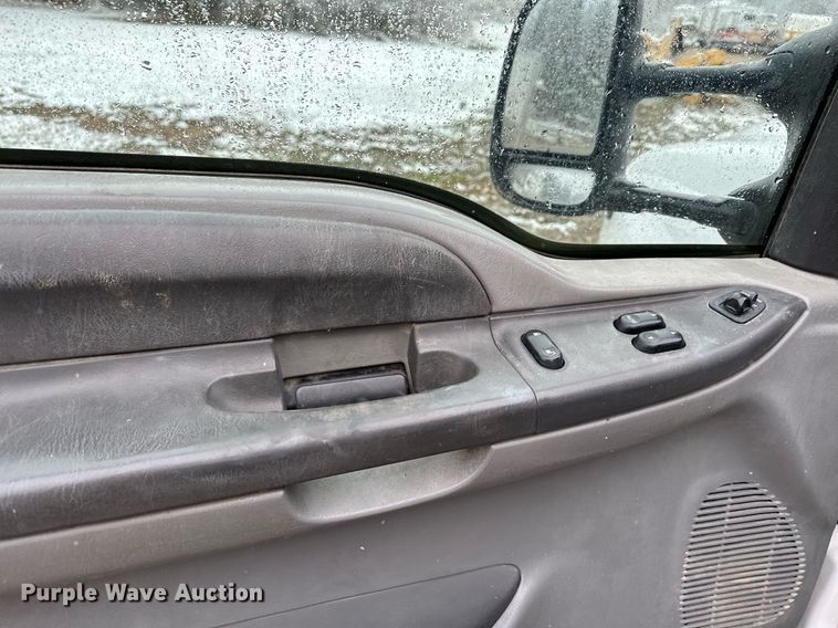 image for item MQ9523 2002 Ford F350  bucket truck