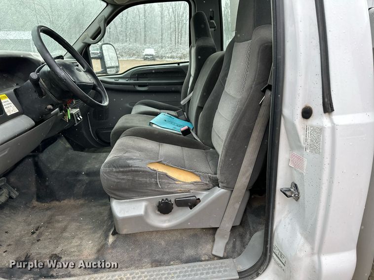 image for item MQ9523 2002 Ford F350  bucket truck