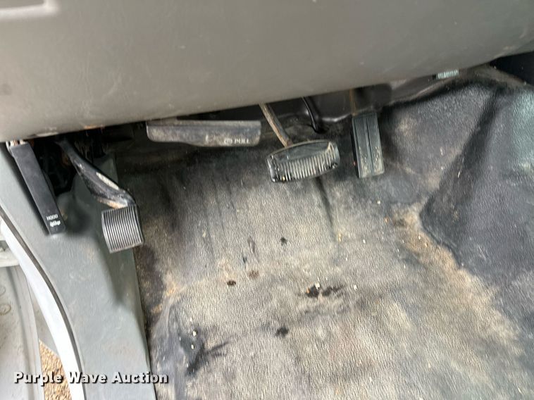 image for item MQ9523 2002 Ford F350  bucket truck