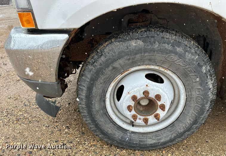 image for item MQ9523 2002 Ford F350  bucket truck