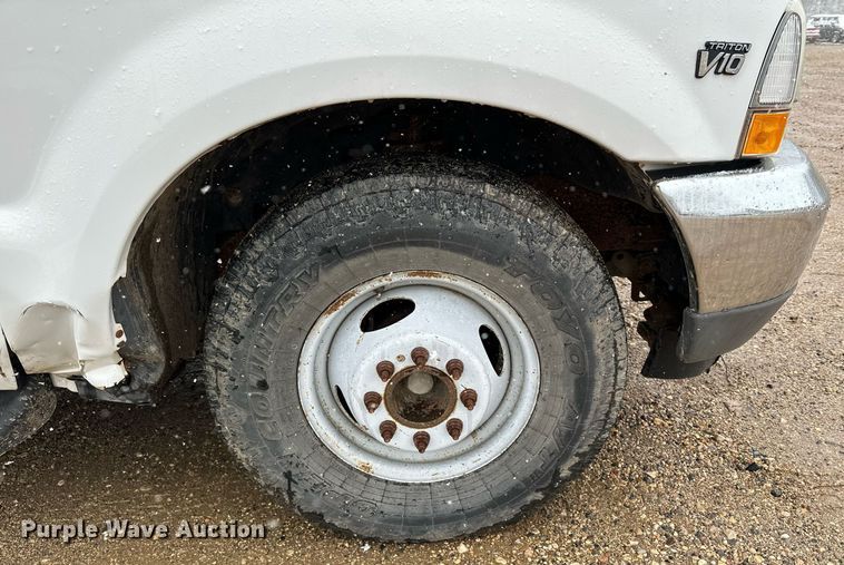 image for item MQ9523 2002 Ford F350  bucket truck