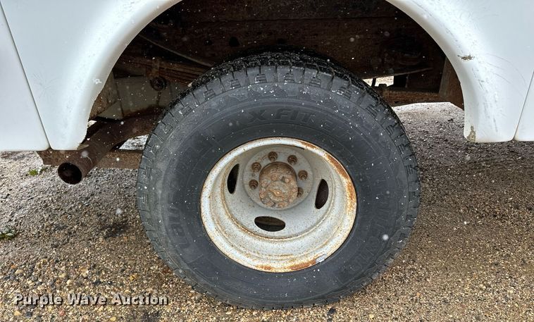 image for item MQ9523 2002 Ford F350  bucket truck