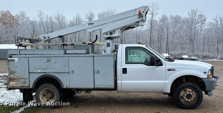 image for item MQ9524 2002 Ford F450 Super Duty  bucket truck