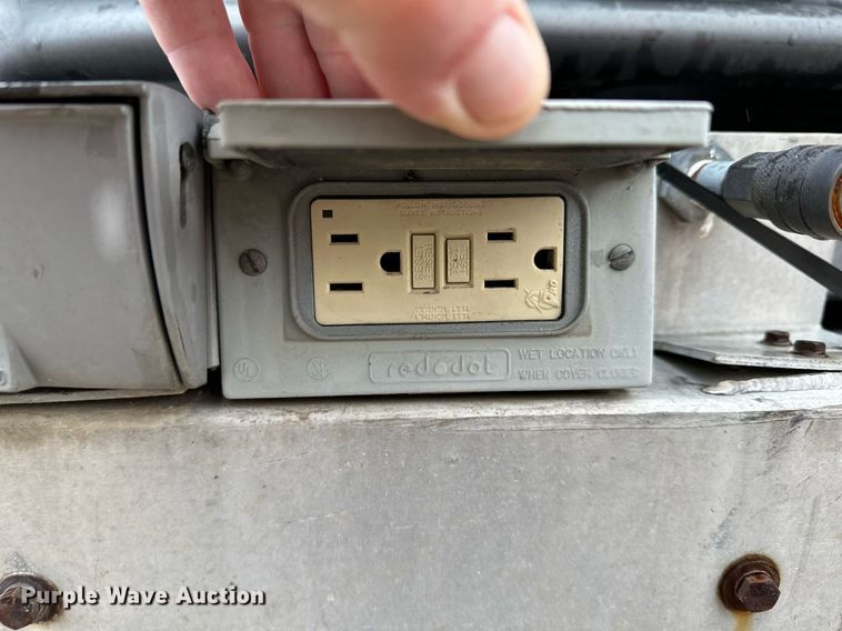 image for item MQ9524 2002 Ford F450 Super Duty  bucket truck