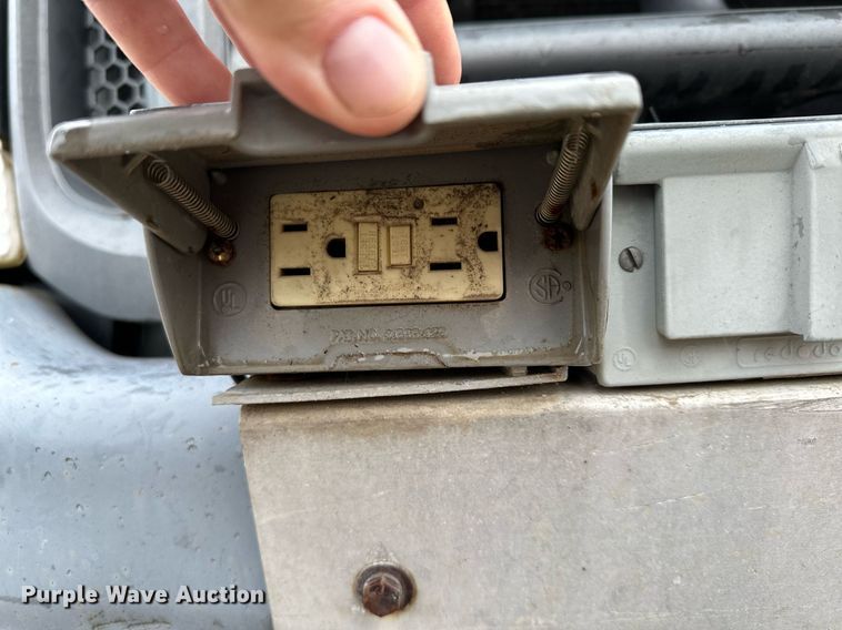 image for item MQ9524 2002 Ford F450 Super Duty  bucket truck