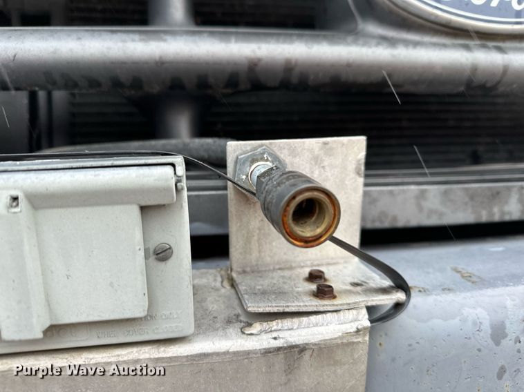 image for item MQ9524 2002 Ford F450 Super Duty  bucket truck